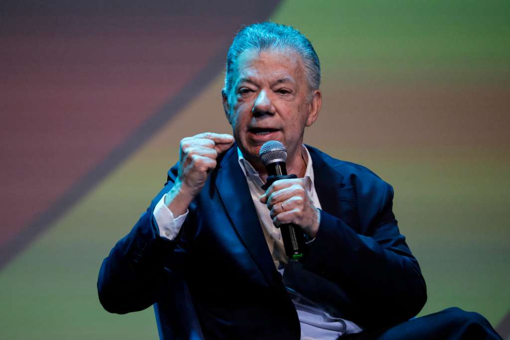 AME3131. BOGOTÁ (COLOMBIA), 26/07/2026.- El expresidente de Colombia y premio Nobel de Paz, Juan Manuel Santos, habla durante la charla ‘Una segunda oportunidad sobre la tierra‘ este domingo, en el marco del Festival Gabo de Periodismo en Bogotá (Colombia). EFE/ Carlos Ortega
