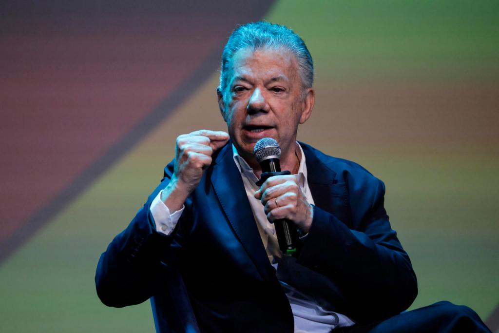 AME3131. BOGOTÁ (COLOMBIA), 26/07/2026.- El expresidente de Colombia y premio Nobel de Paz, Juan Manuel Santos, habla durante la charla ‘Una segunda oportunidad sobre la tierra‘ este domingo, en el marco del Festival Gabo de Periodismo en Bogotá (Colombia). EFE/ Carlos Ortega