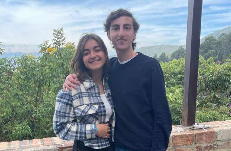 Ana María Serrano y su primo Julián Restrepo, quien ofreció unas palabras para despedirla en su entierro.