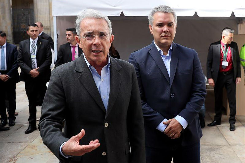 El expresidente Álvaro Uribe acude a votar acompañado del candidato presidencial de su partido, Iván Duque. / EFE/Mauricio Dueñas Castañeda