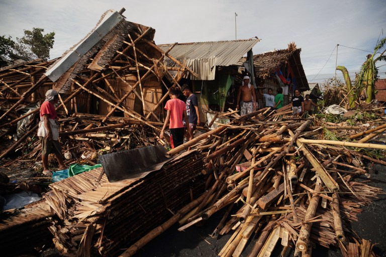 Las impresionantes imágenes del supertifón que dejó más de 30 muertos en Filipinas