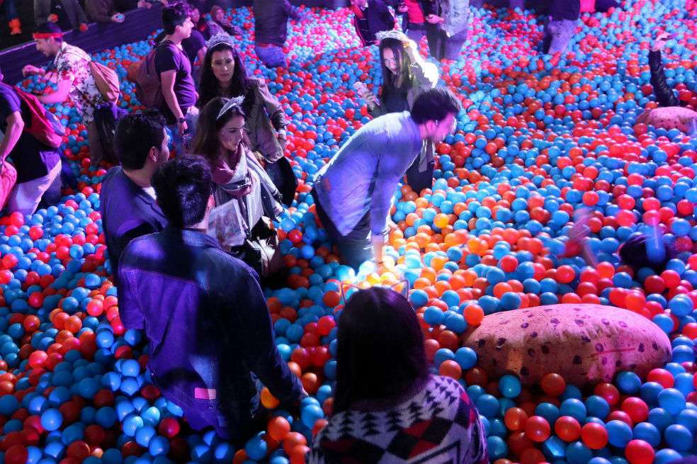 El Festival Estéreo Picnic ofrece una experiencia que va más allá de la música. Asistentes juegan como niños en una piscina de pelotas.  / Agencia EFE