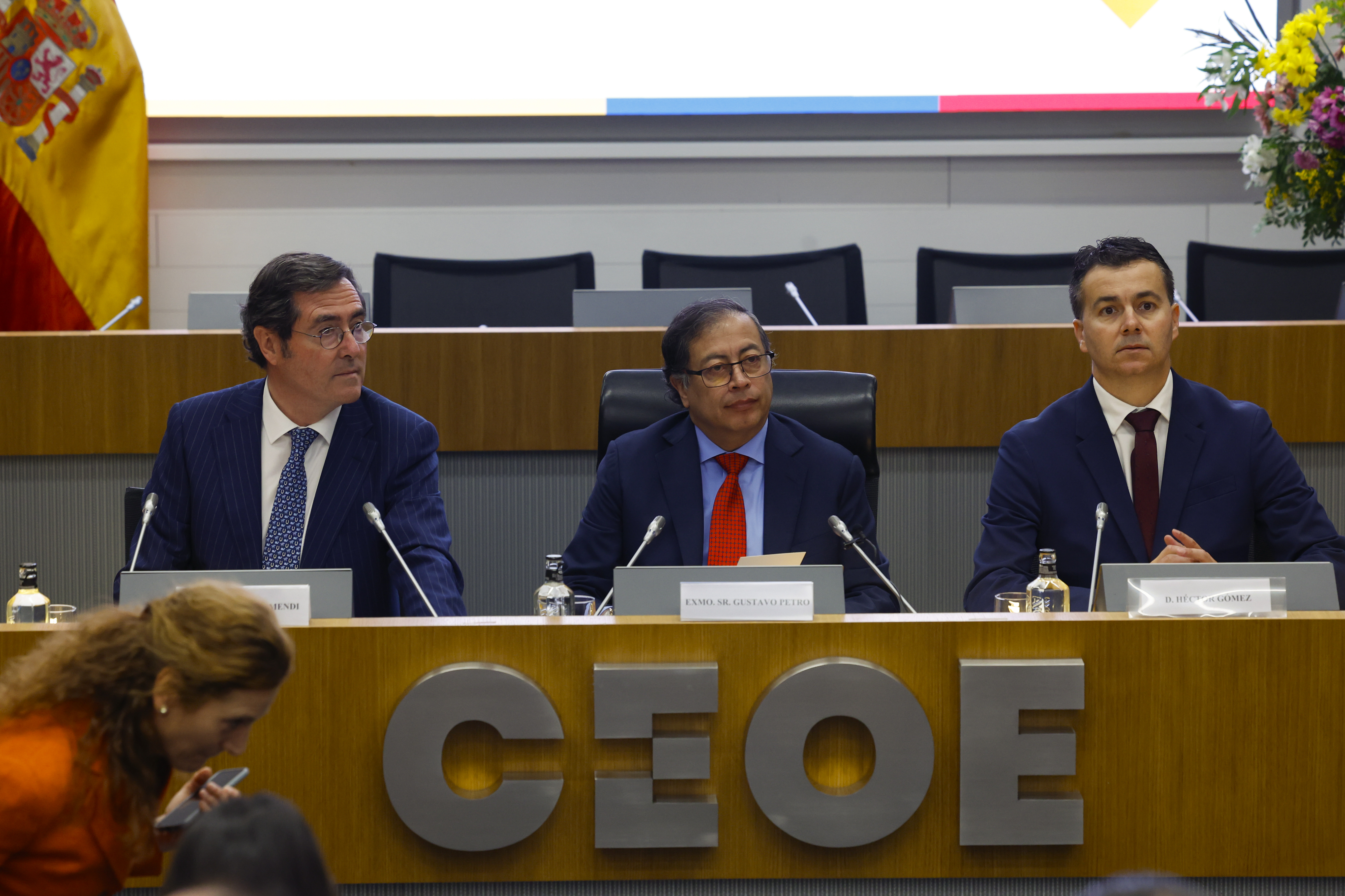 MADRID, 04/05/2023.- El presidente de Colombia , Gustavo Petro (c), junto al miistro de Industria, Héctor Gómez (d) y el presidente de la Confederación Española de Organizaciones Empresariales (CEOE), Antonio Garamendi (i), participan en el Foro Empresarial organizado por la CEOE, este jueves en Madrid. EFE/ J.J.Guillen