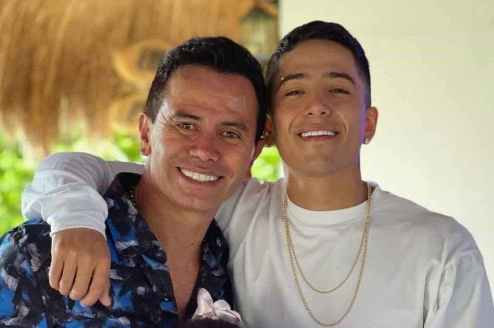 Un video de Jhonny Rivera despidiendo a su hijo Andy Rivera aumentó los rumores de un cambio de residencia del cantante.