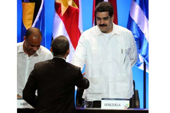 El presidente de EEUU, Barack Obama (i), saluda al entonces ministro de relaciones exteriores de Venezuela, Nicolás Maruro (d), al finalizar la ceremonia inaugural de la VI Cumbre de las Américas en Cartagena de Indias (Colombia).