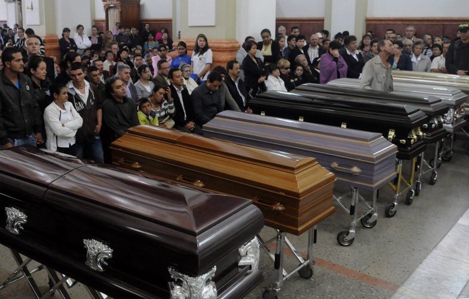 Ceremonia fúnebre en el municipio de Santa Rosa de Osos en honor a los 10 campesinos asesinados. Foto: EFE