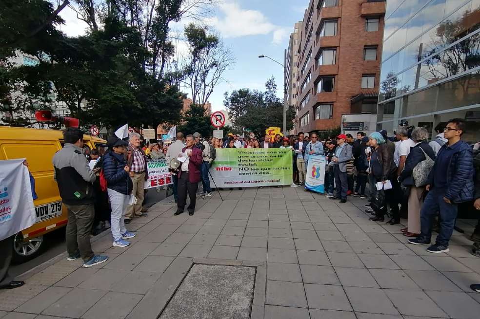 Plantón a las afueras del lugar de reunión para la negociación del salario mínimo. / Fredy Vargas