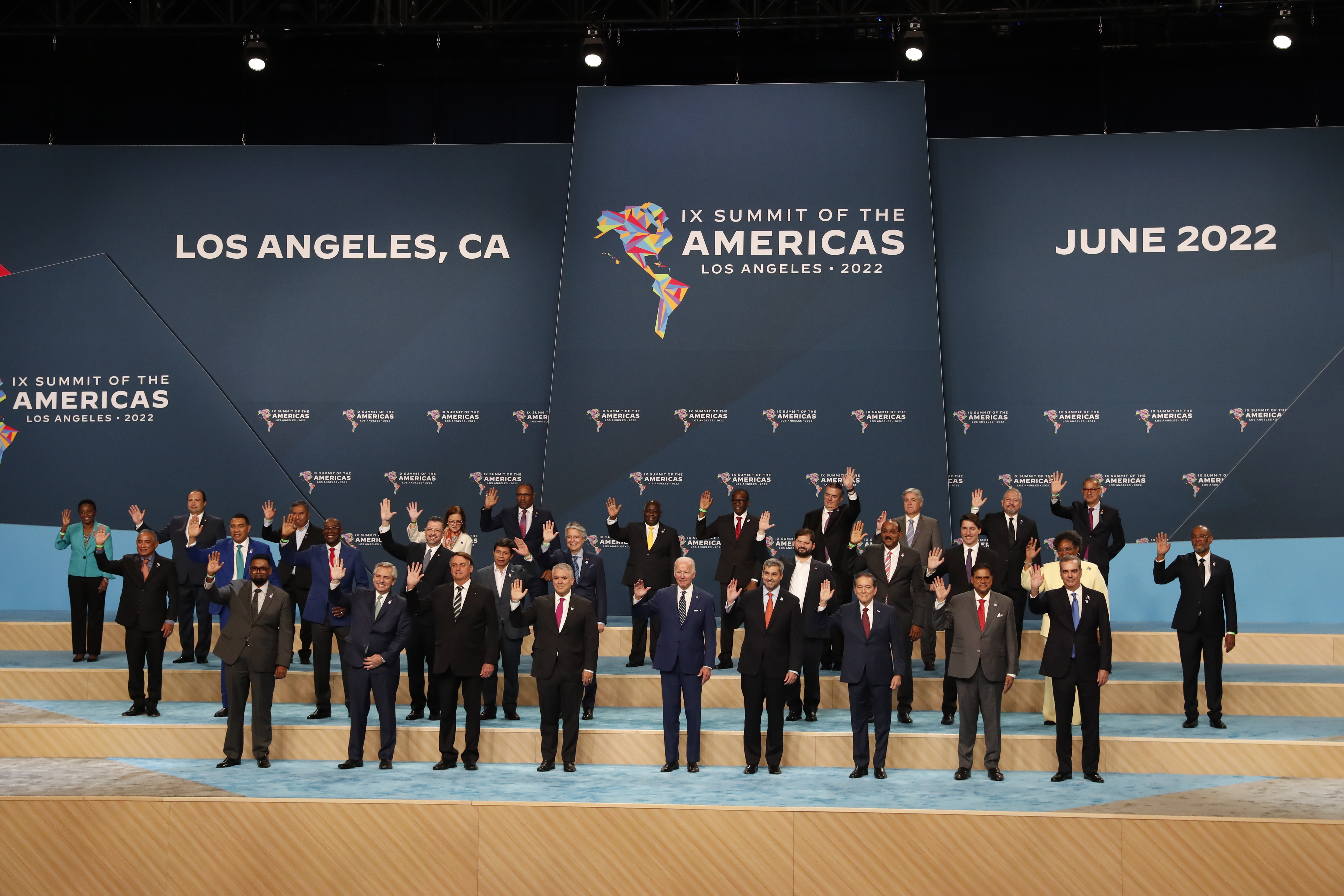 LOS ÁNGELES (CA, EE.UU.), 10/06/2022.- Asistentes posan durante la foto oficial de la novena Cumbre de las Américas hoy, en el Centro de Convenciones de Los Ángeles, California (EE.UU.). EFE/ Alberto Valdes