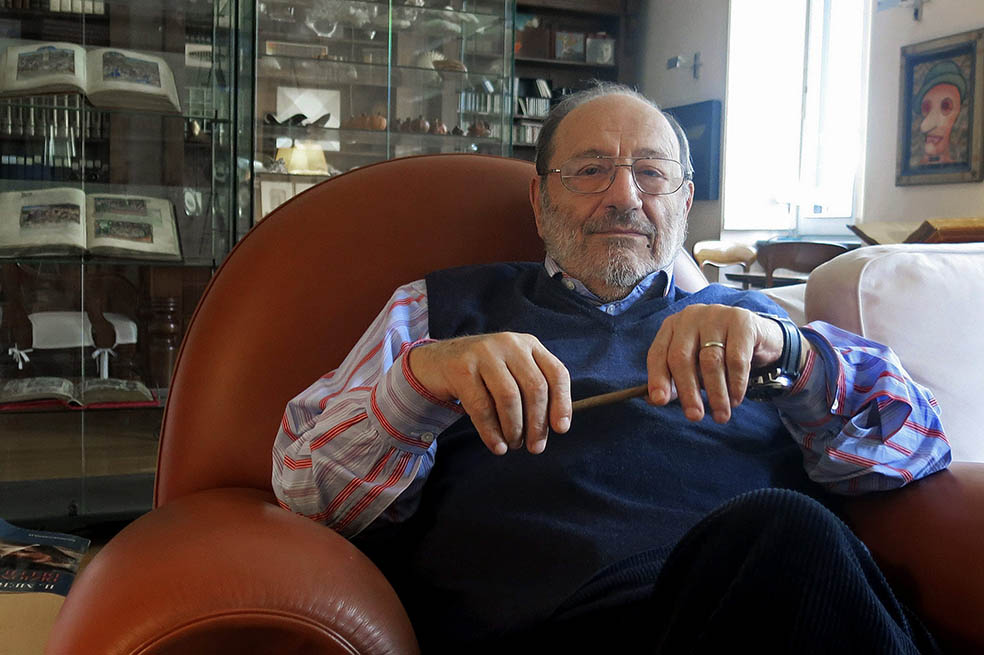 Umberto Eco escribió "Número cero" en forma de crítica al periodismo. La novela, ambientada en la Italia de los años noventa, narra las dinámicas de "Domani", un periódico que aunque nunca llega a publicarse, es el reflejo de un modelo de periodismo basado en la sospecha y la intriga. 