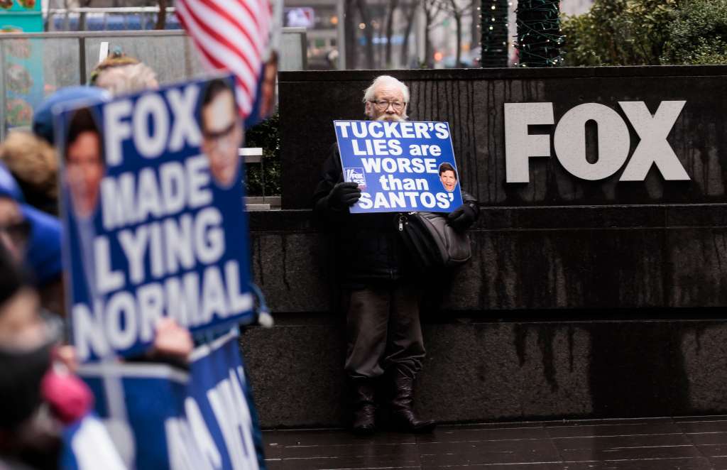 New York (United States), 28/02/2023.- Dana Beal, of New York, holds a sign while participating in a protest organized by the group Rise and Resist outside of Fox News headquarters in New York, New York, USA, 28 February 2023. A deposition which was recently made public from Dominion Voting Systems'Äô $1.6 billion defamation lawsuit against Fox shows Rupert Murdoch, the chairman company that owns Fox News, admitting that a number of the television station'Äôs on air personalities promoted the false narrative that the 2020 presidential election was stolen from then President Donald Trump. (Protestas, Estados Unidos, Nueva York) EFE/EPA/JUSTIN LANE