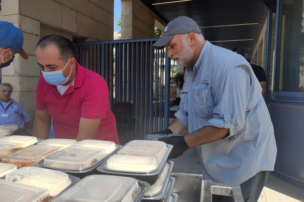 El chef español José Andrés, responsable de la ONG World Central Kitchen, en la puerta del hospital Saint Georges en Beirut para repartir 300 platos de comida.