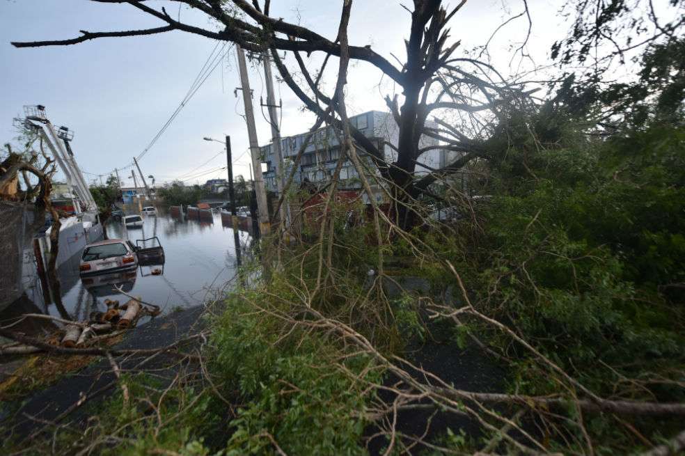 El huracán María dejó una devastación "extensa" cuando atravesó Puerto Rico este miércoles, donde se reportan hasta ahora un muerto y la caída total de la energía eléctrica. /AFP