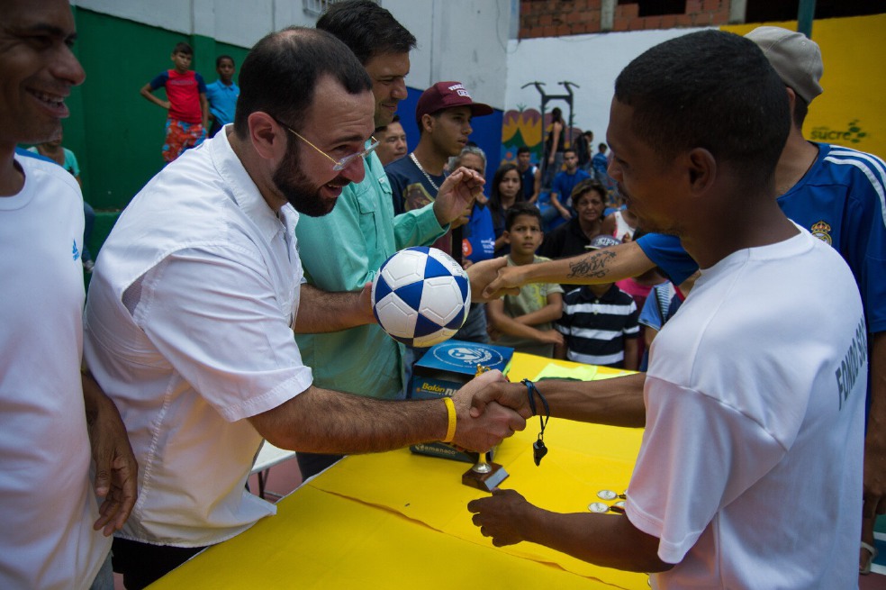 Brian Fincheltub, a la cabeza de Deportes Sucre, encontró en la actividad física la solución a la violencia. / IAMDER