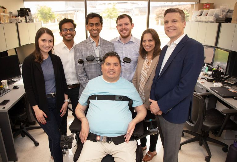 Un hombre tetrapléjico está recuperando la movilidad gracias a inteligencia artificial