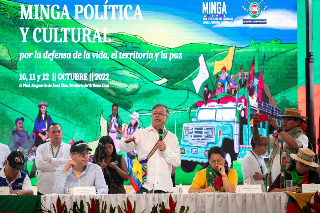 El presidente se reunió con comunidades ancestrales del departamento del Cauca para evaluar la situación de seguridad en la zona.