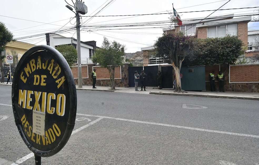 Entrada de la urbanización La Rinconada, donde se encuentra la residencia del embajador de México en La Paz. / EFE