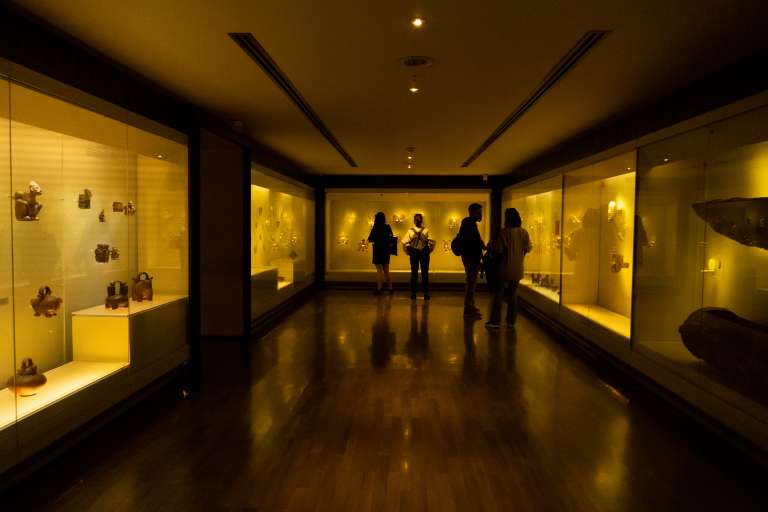 ¿Quiere conocer la famosa leyenda de El Dorado? El Museo del Oro, ubicado en el centro de Bogotá, es el lugar ideal para descubrir la historia detrás de este mito mientras recorre la mayor colección de orfebrería prehispánica del mundo. Sus más de 34.000 piezas de oro, entre ellas la icónica Balsa Muisca y el Poporo Quimbaya, revelan la riqueza cultural y espiritual de civilizaciones como la muisca y la tayrona, convirtiéndolo en una visita imperdible para quienes desean conocer el pasado indígena de Colombia.