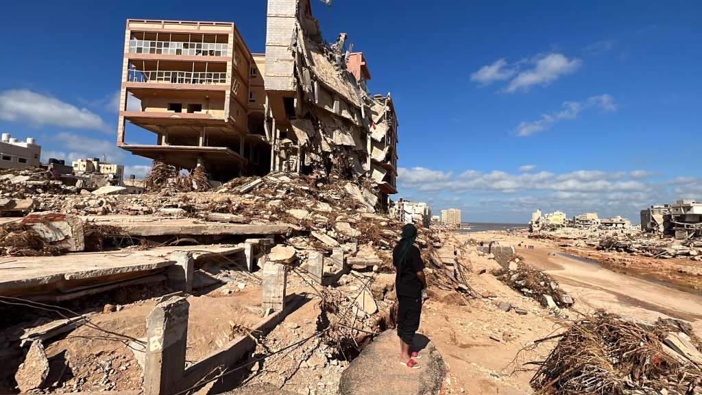 Derna (Libyan Arab Jamahiriya), 14/09/2023.- A man stands near collapsed buildings at the port city of Derna, eastern Libya, 14 September 2023, in the wake of Storm Daniel and the collapse of two dams that caused devastating floods and swept away entire neighborhoods. The Libyan Red Crescent reported that the floods caused in the country' northeast by storm Daniel on 10 September, have left over ten thousand dead and thousands more were reported as missing. (Inundaciones, tormenta, Libia) EFE/EPA/STRINGER