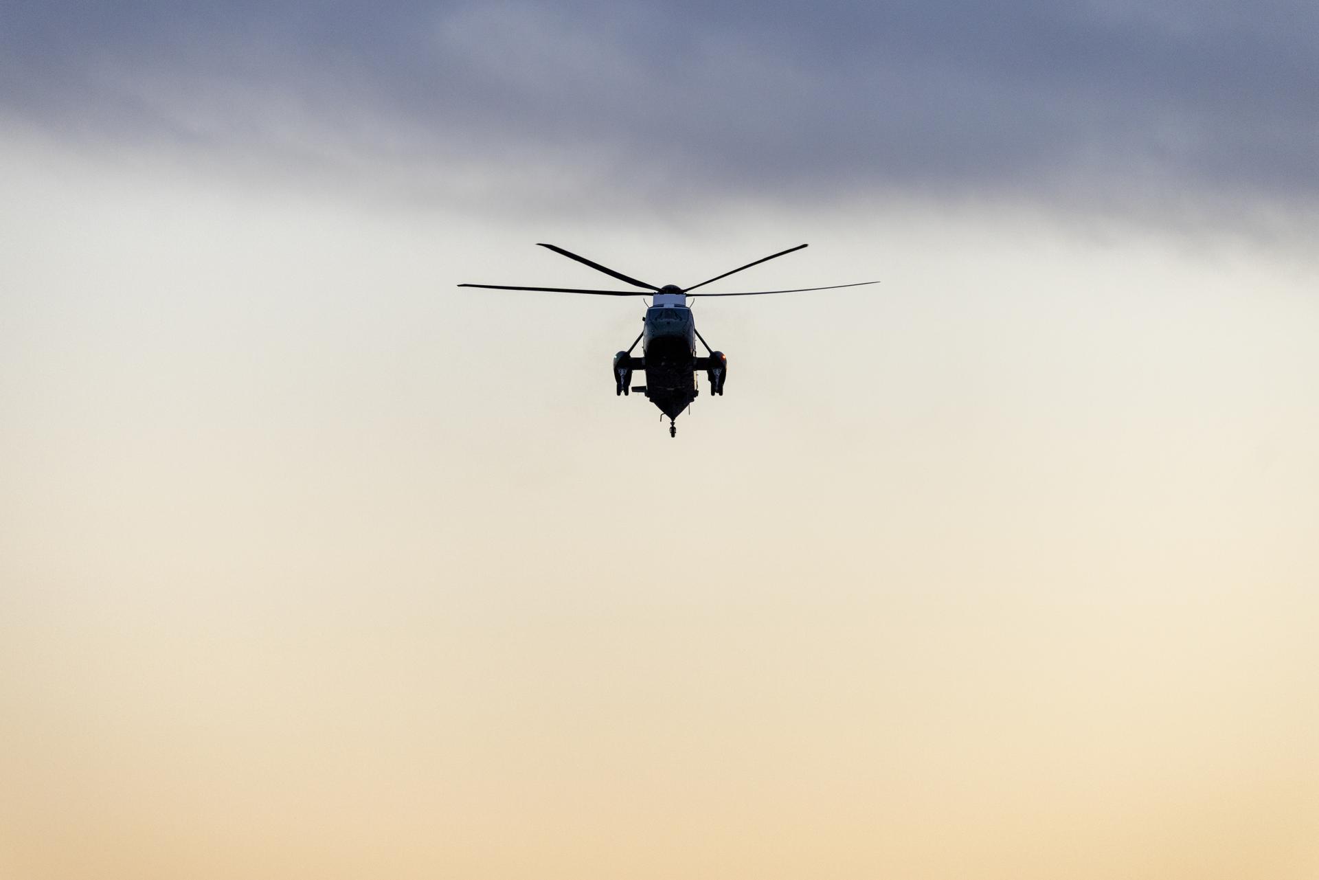 WASHINGTON (United States), 13/01/2026.- Marine One, with US President Donald J. Trump aboard, comes in for a landing on the South Lawn of the White House in Washington, DC, USA, 13 January 2026. President Trump was traveling to Detroit, Michigan, where he toured a plant and delivered remarks at the Detroit Economic Club. EFE/EPA/SHAWN THEW / POOL