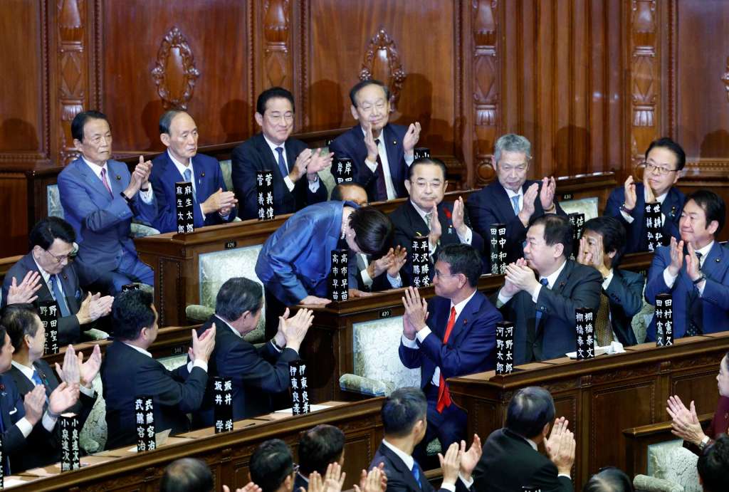 TOKYO (Japan), 21/10/2025.- Sanae Takaichi (C) bows to her fellow lawmakers after being elected as the new Prime Minister during the general assembly of an extraordinary parliamentary session in Tokyo, Japan, 21 October 2025. Japan's ruling Liberal Democratic Party President Sanae Takaichi became Japan's first female prime minister. (Japón, Tokio) EFE/EPA/FRANCK ROBICHON