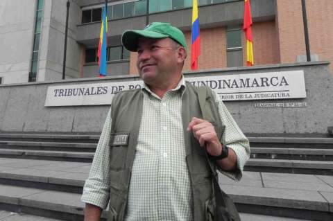Absuelven al periodista Agustín González