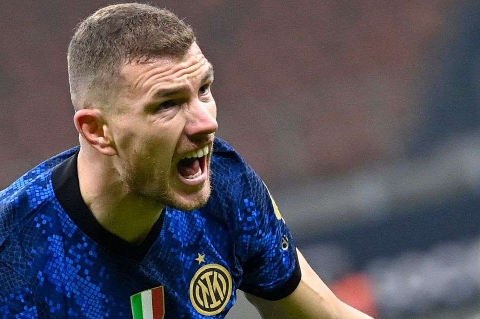 Edin Dzeko anotó el gol agónico de la victoria.