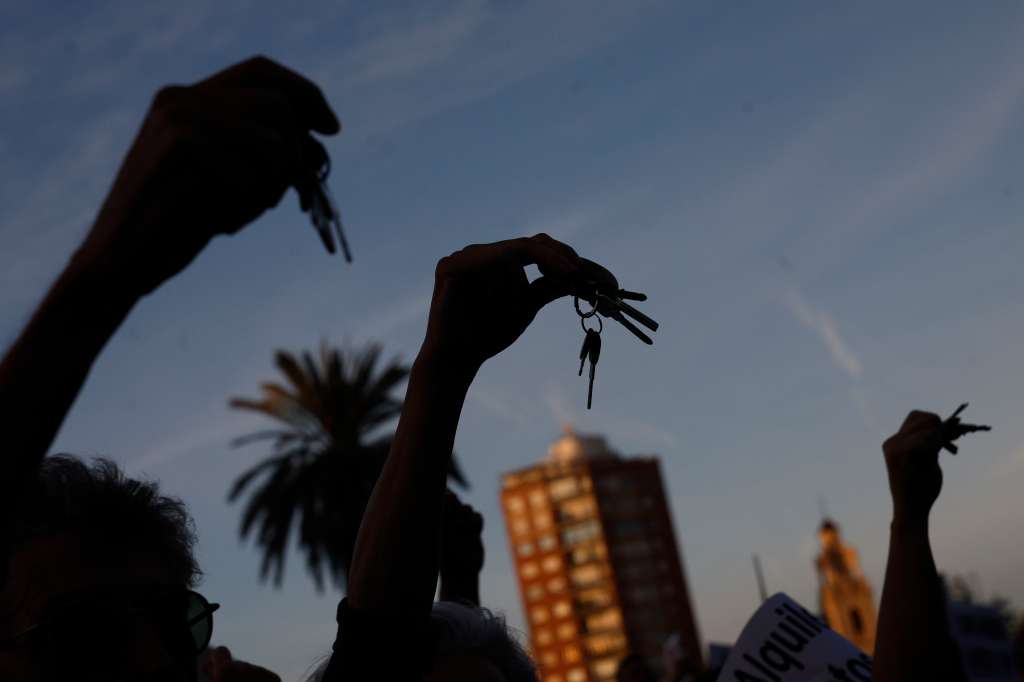 -FOTODELDIA- VALENCIA, 19/10/2024.- Grupos de personas participan este sábado en una protesta contra los apartamentos turísticos en Valencia. EFE/ Kai Försterling