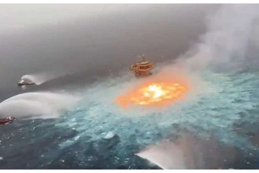 El incendio se presentó en uno de los ductos subterráneos del Golfo de México.