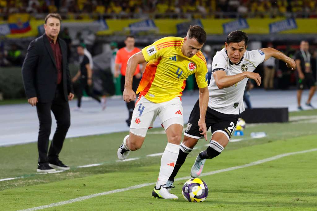 AME6295. BARRANQUILLA (COLOMBIA), 04/09/2025.- Santiago Arias (i) de Colombia disputa el balón con José Sagredo de Bolivia este jueves, durante un partido por las eliminatorias a la Copa Mundial 2026 entre Colombia y Bolivia en el estadio Metropolitano en Barranquilla (Colombia). EFE/ Mauricio Dueñas
