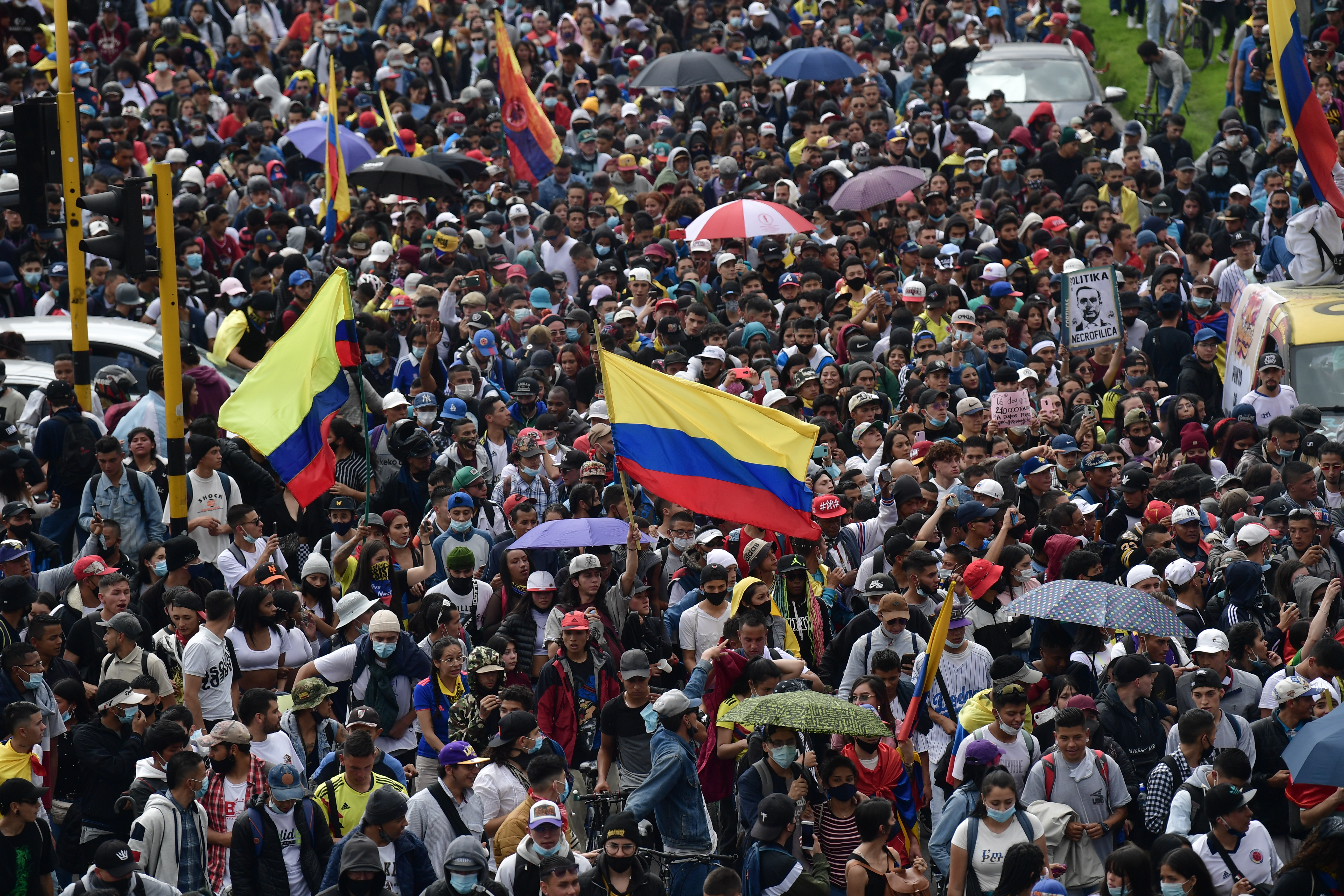Marchas y manifestaciones pacíficas desde Portal Américas hacia el centro de Bogotá.