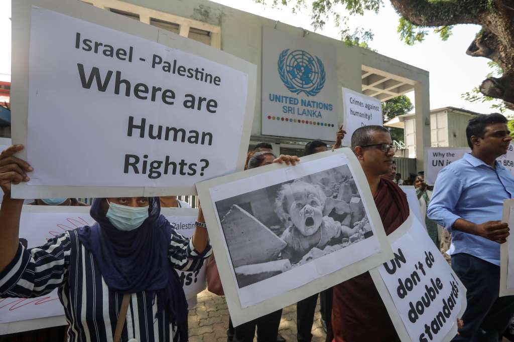 Colombo (Sri Lanka), 13/10/2023.- Civil rights activists hold placards during a protest against the Israel-Palestinian conflict in front of the United Nations (UN) compound in Colombo, Sri Lanka, 13 October 2023. Dozens of civil rights activists staged a protest rally against the occupation of Palestine and the conflict between Israel and Hamas. They urged an immediate stop to the killing of civilians in Israel and Palestine and to protect human rights. Thousands of Israelis and Palestinians have died since the militant group Hamas launched an unprecedented attack on Israel from the Gaza Strip on 07 October 2023, leading to Israeli retaliation strikes on the Palestinian enclave. (Protestas) EFE/EPA/CHAMILA KARUNARATHNE