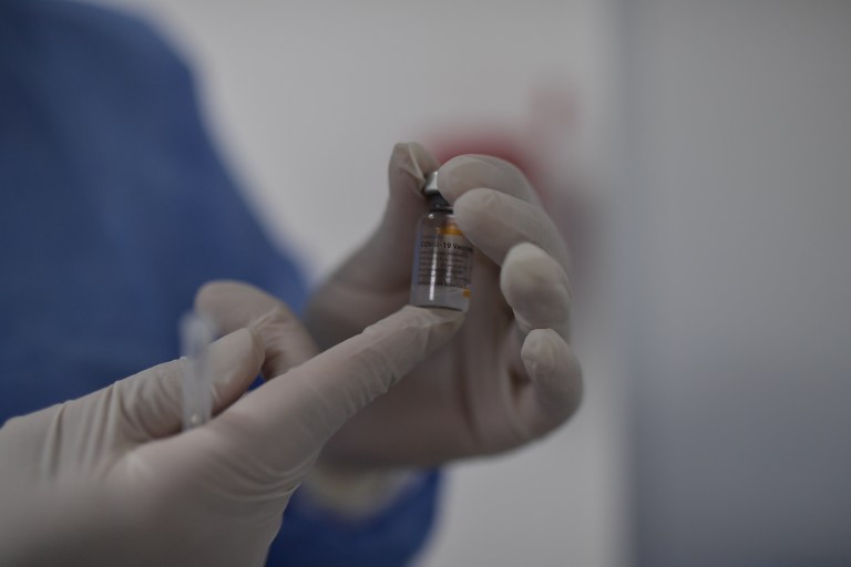 Ómicron: Pfizer dice que tres dosis de su vacuna ofrecen protección significativa