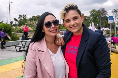 Camila Chaín reaparece más enamorada en espacio de arte y diseño en Bogotá.
