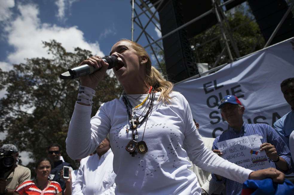Lilian Tintori, esposa de Leopoldo López, participó en una manifestación en la cárcel de Ramo Verde, al cumplirse un mes de la detención del líder opositor. / AFP