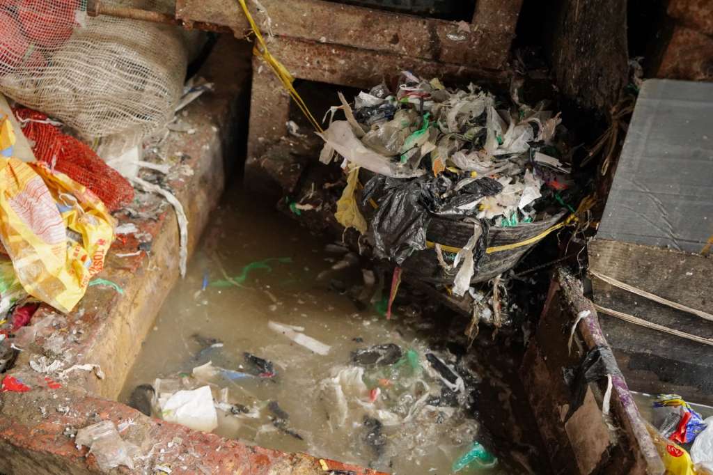 Durante la inspección también se hallaron otros equipos usados en el procesamiento del plástico, como una máquina picadora, áreas de almacenamiento y varios bultos de material ya triturado. Según la CAR, estas actividades habrían afectado cerca de 650 metros cuadrados de suelo y alterado el comportamiento natural del agua en la zona.
