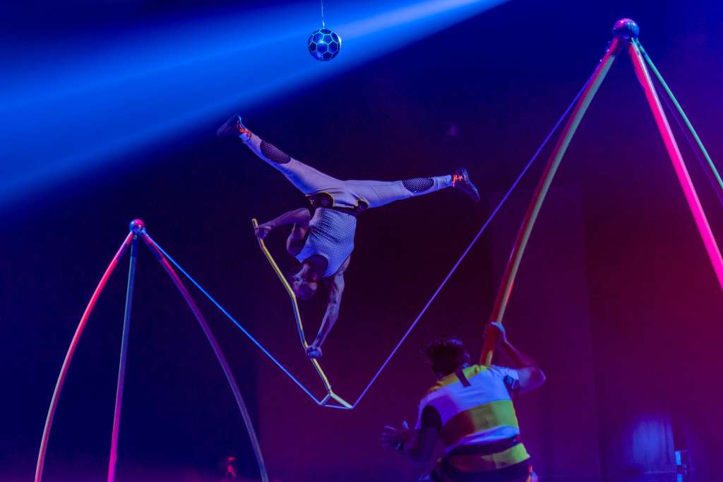 Con acrobacias de primer nivel, tecnología escénica innovadora y la creatividad característica del Cirque du Soleil, Messi10 ofrece una experiencia inigualable.