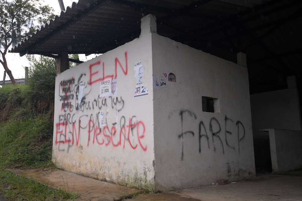 Grafitis del ELN y de la Columna Móvil Dagoberto Ramos de las FARC-EP.