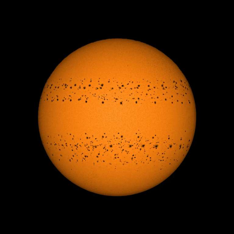 Mukherjee tomó imágenes del sol durante 365 días entre el 25 de diciembre de 2020 y el 31 de diciembre de 2021, con solo 6 días perdidos, combinando las imágenes para crear una sola toma