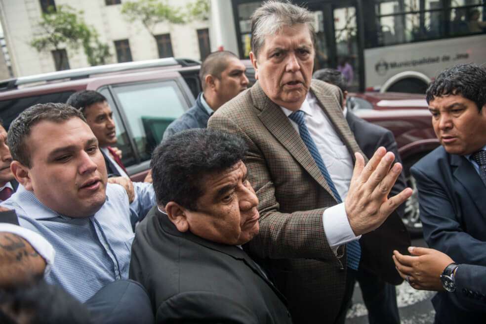 El expresidente de Perú Alan García (segundo a la derecha), fue internado de urgencia tras dispararse antes de ser detenido por las autoridades. / AFP