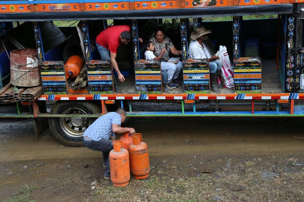A bordo de tres buses tipo escalera (o 'chivas'), 93 personas entre excombatientes y sus familias abandonaron el antiguo espacio territorial de Santa Lucía.