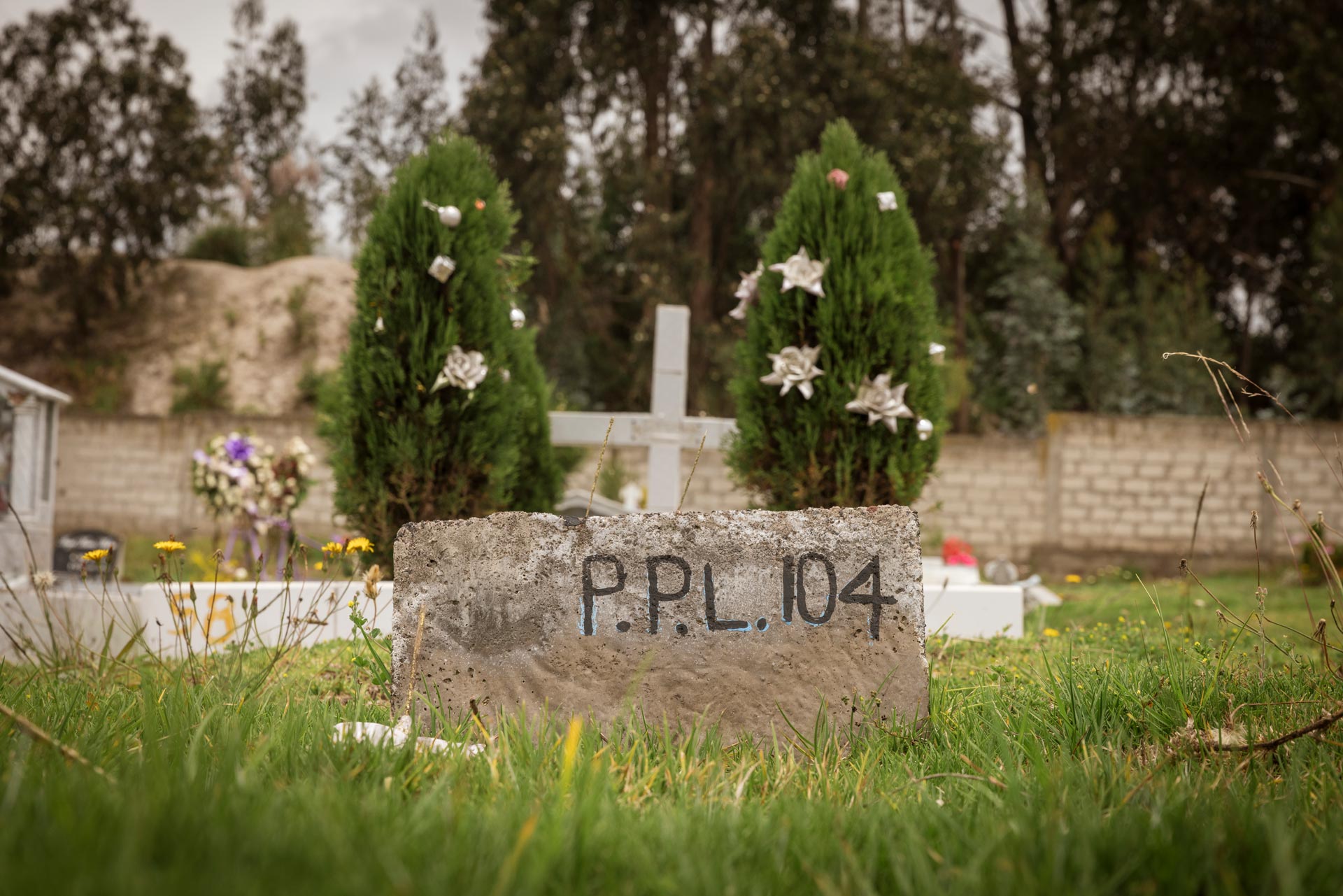 En el cementerio de Latacunga, en la sierra ecuatoriana, personas presas no identificadas o identificadas no reclamadas son enterradas en nichos individuales. Trabajadores dicen que varias familias han llegado a reclamar sus cuerpos.