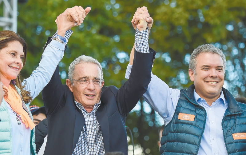 Marta Lucía Ramírez, el expresidente Álvaro Uribe e Iván Duque celebran la victoria en las presidenciales. / AFP