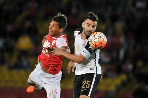Santa Fe empató con Corinthians y dejó en duda su clasificación