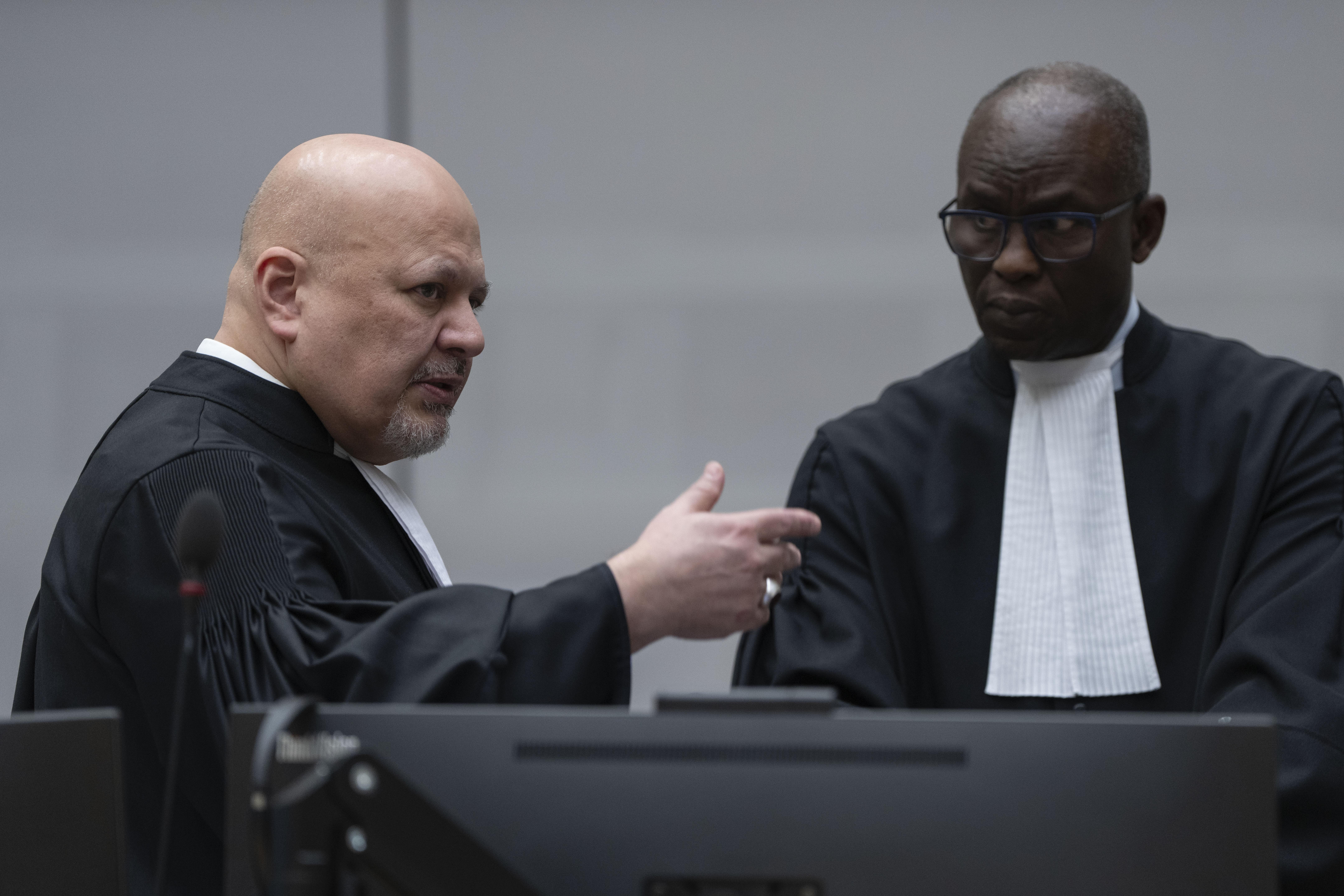 The Hague (Netherlands), 14/03/2025.- Chief Prosecutor Karim Khan (L) talks to Deputy Prosecutor Mame Mandiaye Niang as they wait for former Philippine President Rodrigo Duterte to appear via video link in the courtroom of the International Criminal Court (ICC) in The Hague, Netherlands, 14 March 2025. Duterte, who is being held in Scheveningen prison, appears before a pre-trial chamber of the ICC, following his arrest on 11 March in Manila. The ICC is investigating Duterte's war on drugs campaign that resulted in thousands of cases of alleged extra-judicial killings during his term. (Países Bajos; Holanda, La Haya) EFE/EPA/PETER DEJONG / POOL