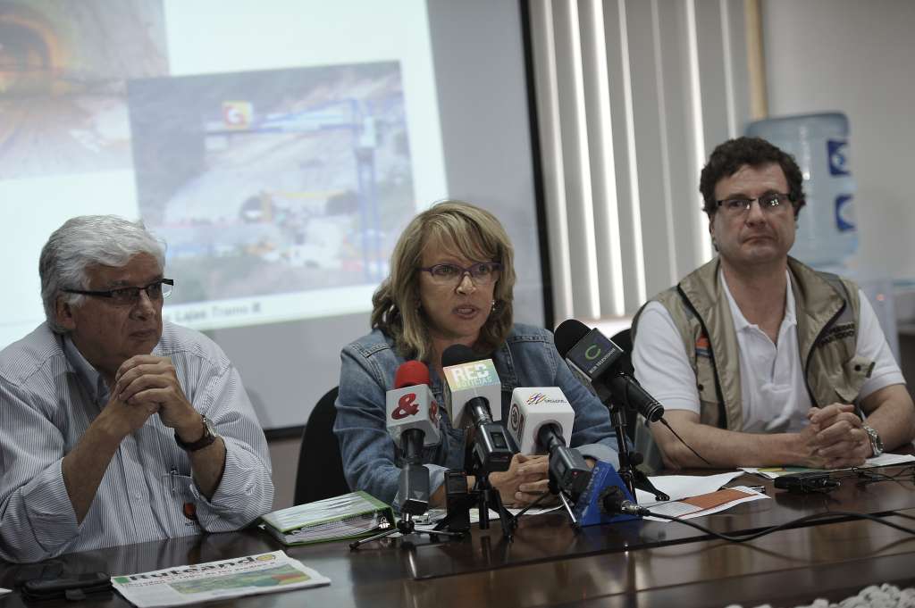 Gerente de Helios ruta del Sol sector 1; María Cecilia Álvarez, ministra de Transporte y Luis Fernando Andrade, presidente de la ANI en rueda de prensa (izq-der).