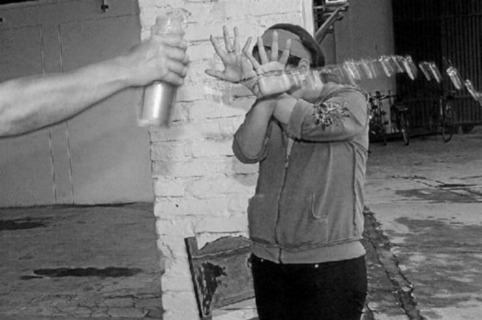 Un hombre habría atacado a una joven menor de edad al lanzarle ácido de batería. (Imagen de referencia)  / Archivo