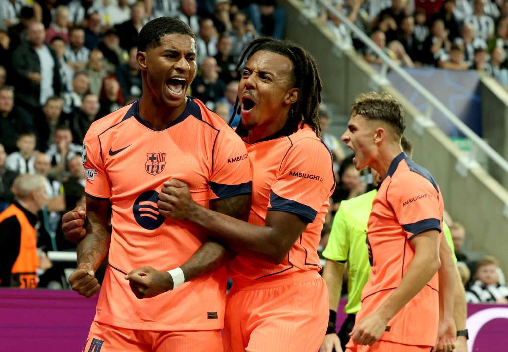 NEWCASTLE (United Kingdom), 18/09/2025.- Marcus Rashford (L) of Barcelona celebrates with teammate Jules Kounde after scoring his second goal during the UEFA Champions League league phase match between Newcastle United and Barcelona in Newcastle, Britain, 18 September 2025. (Liga de Campeones, Reino Unido) EFE/EPA/ALEX DODD