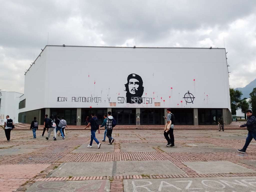 Varios aspectos de esta universidad: Estudiantes, Plaza Che Guevara y el campus.