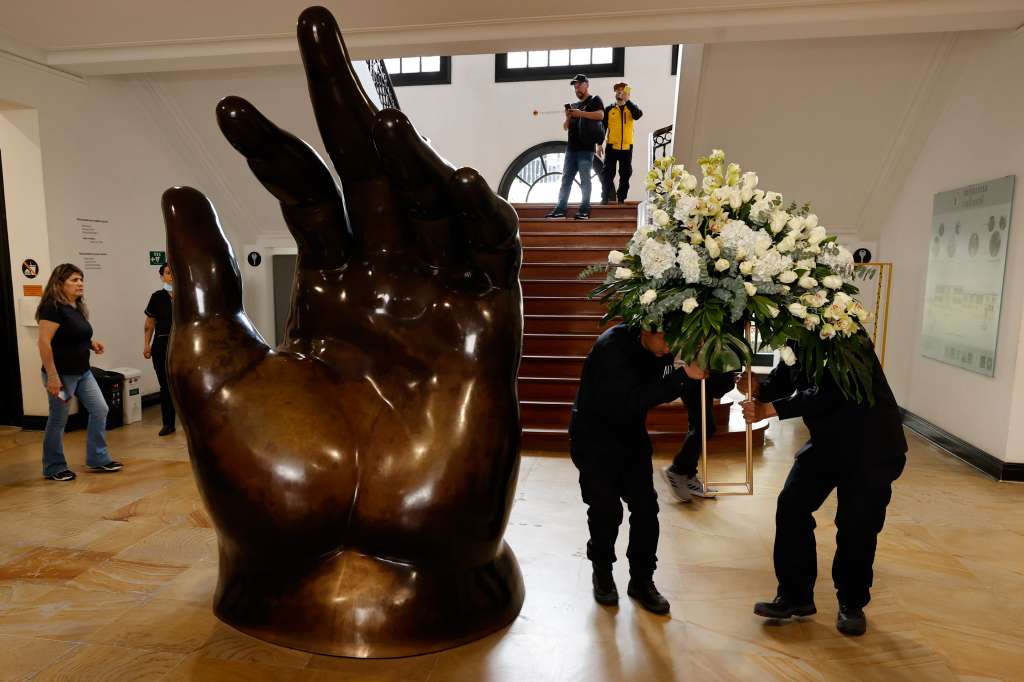 -FOTODELDÍA-AME9884. BOGOTÁ (COLOMBIA), 15/09/2023.- Empleados dejan un arreglo floral junto a la escultura La Mano de Fernando Botero hoy, en el Museo Fernando Botero en Bogotá (Colombia). El maestro colombiano Fernando Botero, fallecido este viernes a los 91 años, fue el artista de las figuras voluminosas, "no gordas", como solía aclarar, una obra que lo convirtió en artista universal y que hoy está repartida en forma de pinturas y esculturas en museos y plazas de todo el mundo. EFE/ Mauricio Dueñas Castañeda