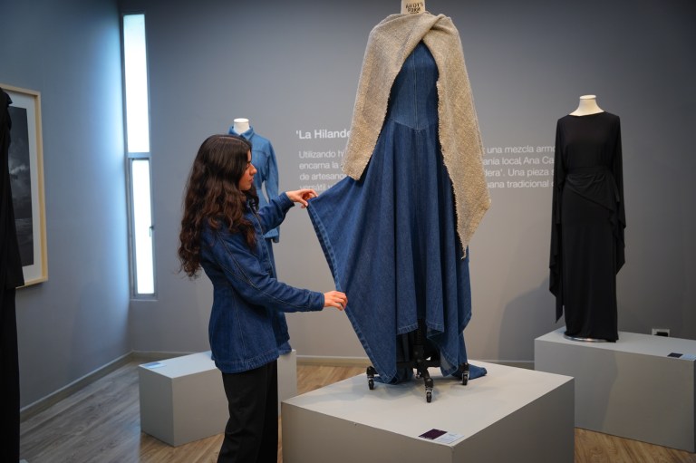 “Hilandera”, la colección de Ana Cano que debuta en Colombia